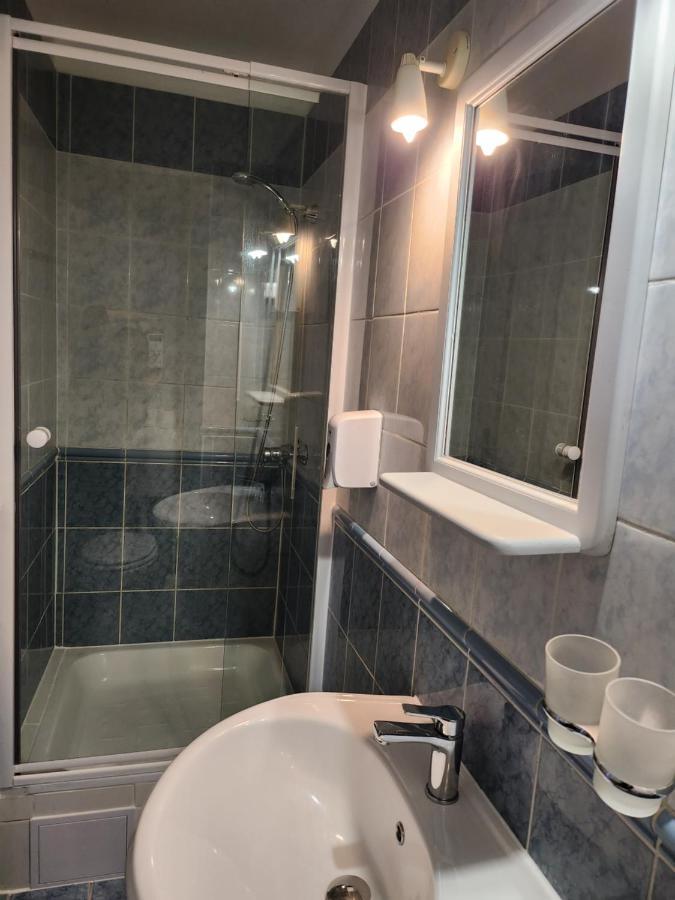 Hotel Icon Gyor Bagian luar foto