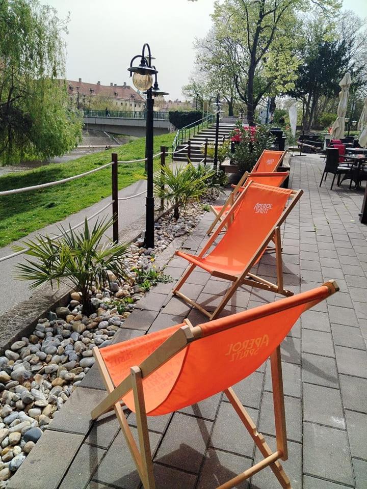 Hotel Icon Gyor Bagian luar foto