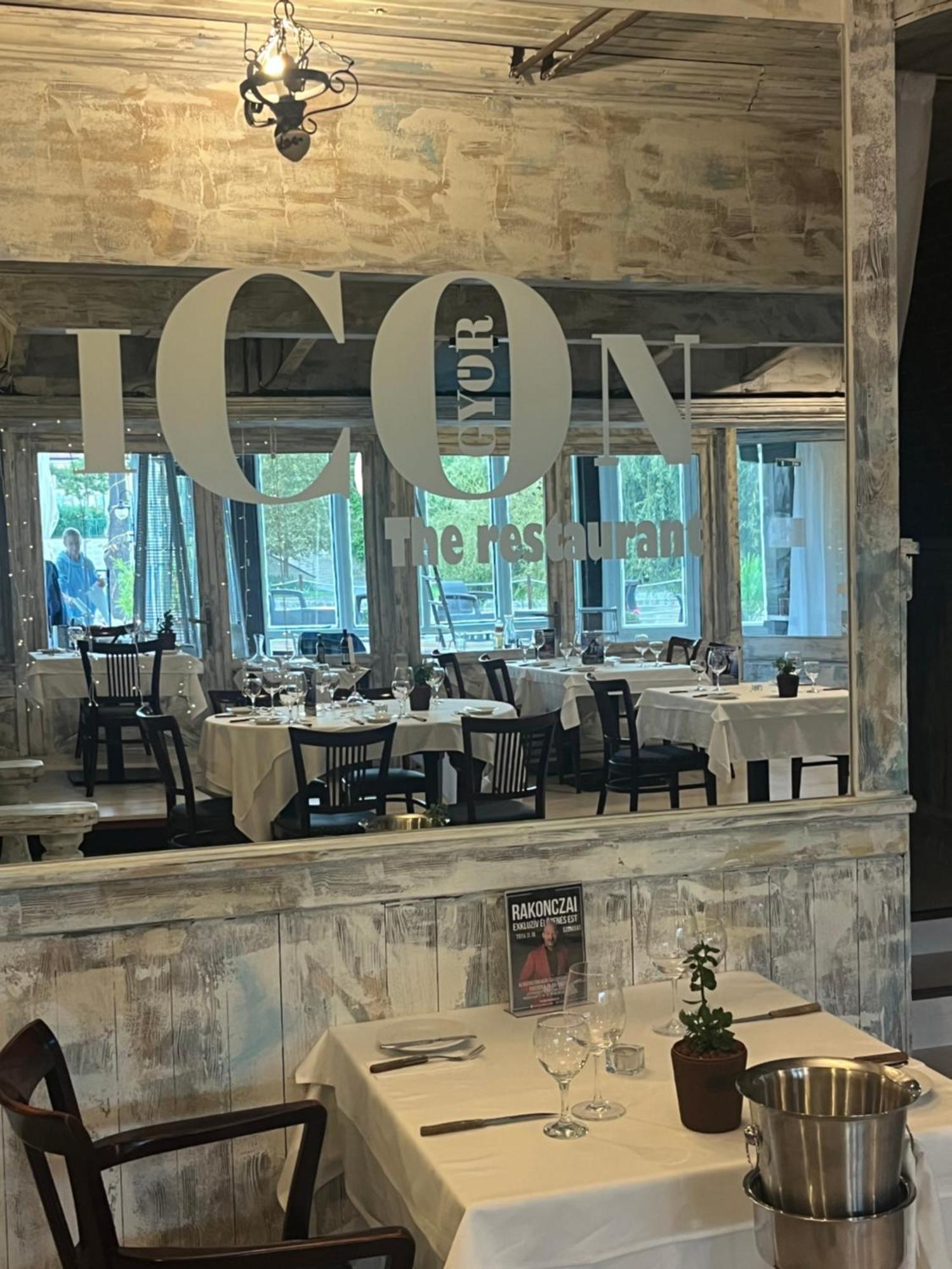 Hotel Icon Gyor Bagian luar foto