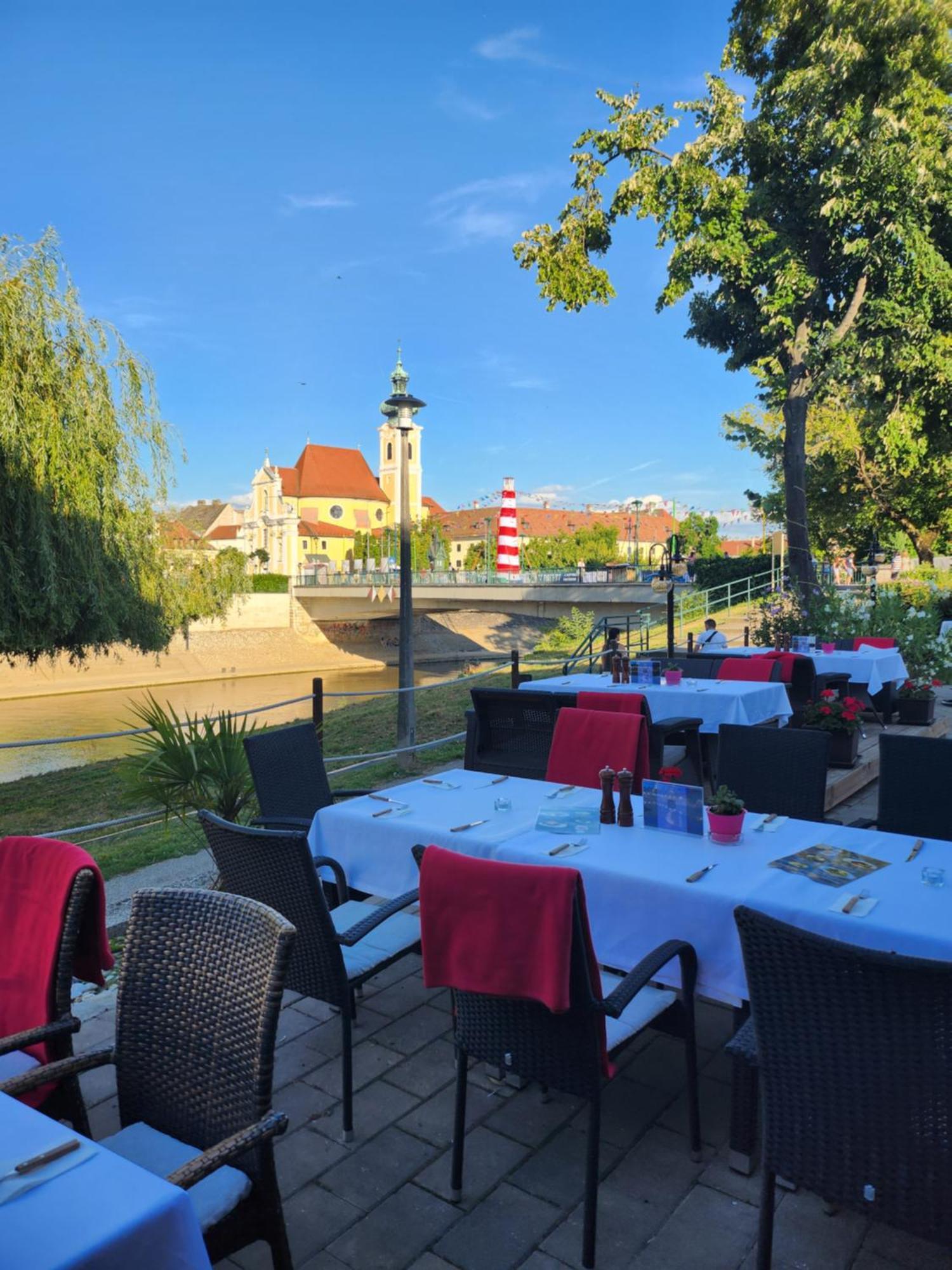 Hotel Icon Gyor Bagian luar foto