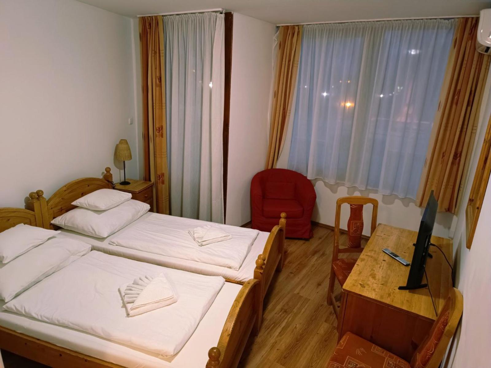 Hotel Icon Gyor Bagian luar foto